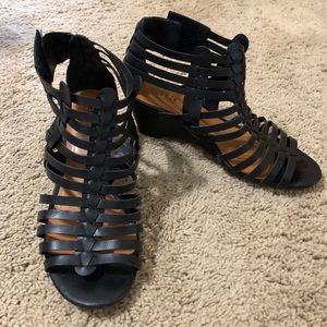 Small black wedge 7.5